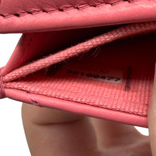Carica l'immagine nel visualizzatore di Gallery, Charms Flap Card Holder in Pelle Rosa