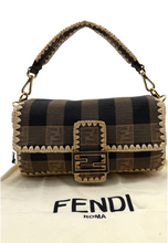 Upload the image to the Gallery viewer, Baguette Limited Edition in Tela Pequin e Rafia