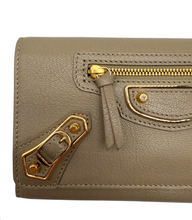 Upload the image to the Gallery viewer, Portafoglio Metallic Edge Continental in Pelle Beige