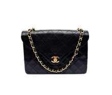 Carica l'immagine nel visualizzatore di Gallery, Borsa Curved Single Flap in Pelle nera