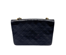 Carica l'immagine nel visualizzatore di Gallery, Borsa Curved Single Flap in Pelle nera