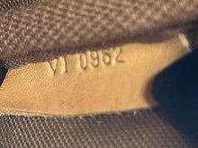 Carica l'immagine nel visualizzatore di Gallery, Borsa Saumur 30 Vintage in Tela Monogram