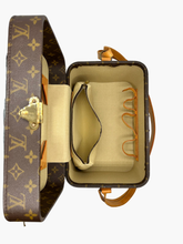 Carica l'immagine nel visualizzatore di Gallery, Cosmetic Trunk in Tela Monogram