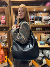 Carica l'immagine nel visualizzatore di Gallery, Hobo Bag in Pelle Nera