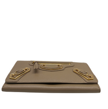 Upload the image to the Gallery viewer, Portafoglio Metallic Edge Continental in Pelle Beige