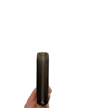 Carica l'immagine nel visualizzatore di Gallery, Portafoglio Zippy in Tela Monogram