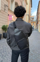 Carica l'immagine nel visualizzatore di Gallery, Avenue Slingbag in Pelle Nera
