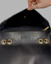 Carica l'immagine nel visualizzatore di Gallery, Flap Bag in Pelle Nera
