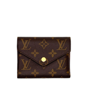 Carica l&#39;immagine nel visualizzatore di Gallery, Portafoglio Victorine in Tela Monogram
