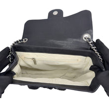 Carica l'immagine nel visualizzatore di Gallery, Chain Around Flap Bag in Pelle Nera
