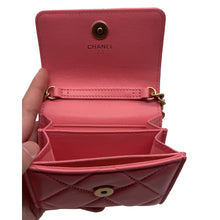 Carica l'immagine nel visualizzatore di Gallery, Charms Flap Card Holder in Pelle Rosa
