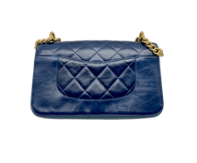 Carica l'immagine nel visualizzatore di Gallery, Borsa Straight Lined Flap in Pelle di Agnello Blu
