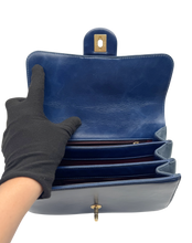 Carica l'immagine nel visualizzatore di Gallery, Borsa Straight Lined Flap in Pelle di Agnello Blu
