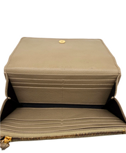 Upload the image to the Gallery viewer, Portafoglio Metallic Edge Continental in Pelle Beige
