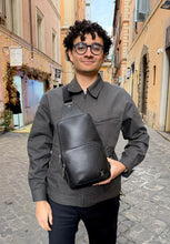 Carica l'immagine nel visualizzatore di Gallery, Avenue Slingbag in Pelle Nera
