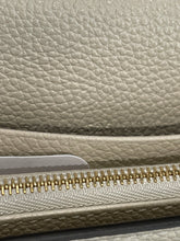Carica l&#39;immagine nel visualizzatore di Gallery, Portafoglio Gucci Zumi in pelle
